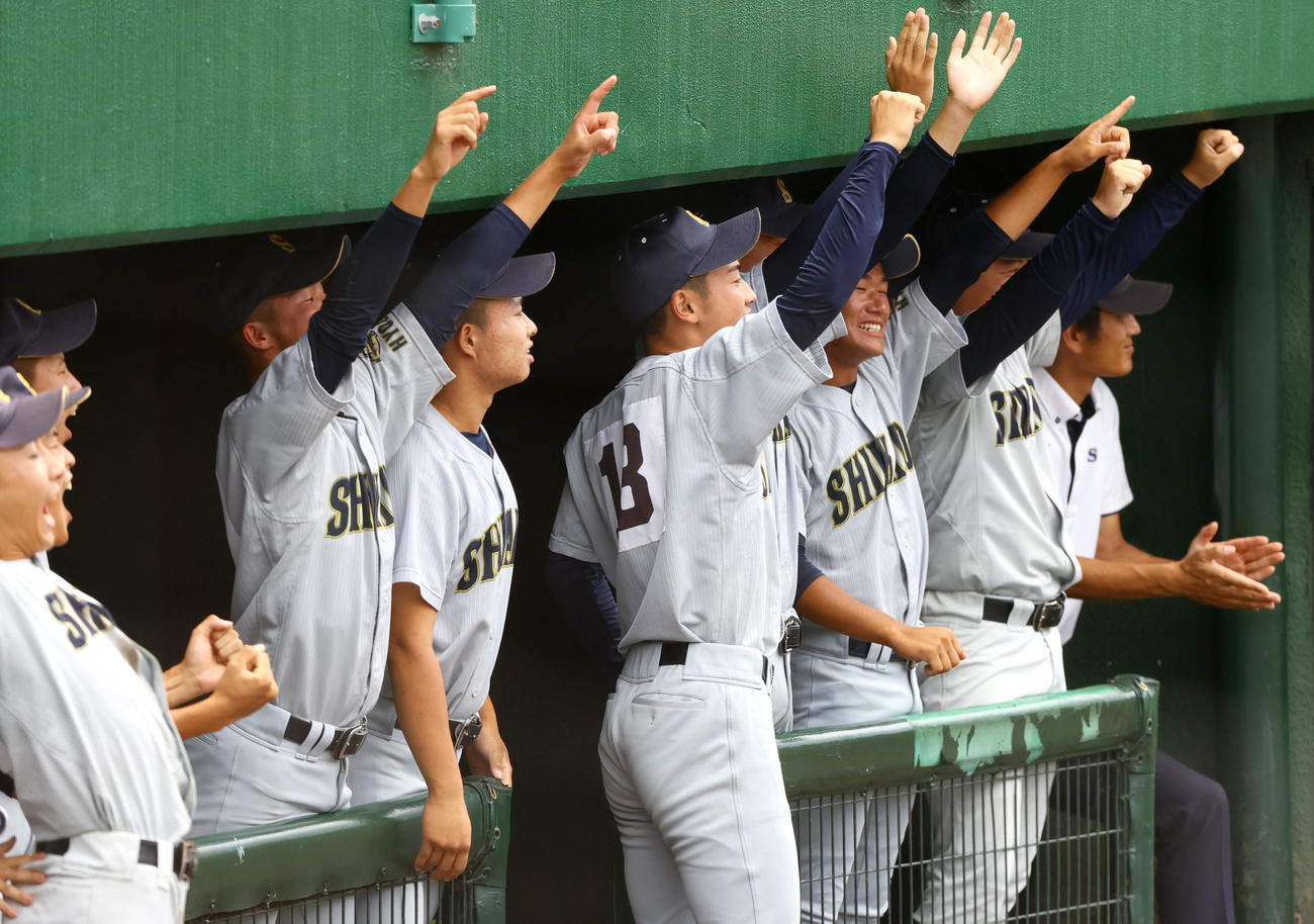 神戸弘陵対飾磨工　9回裏飾磨工1死、本庄の中越え二塁打に沸く飾磨工ナイン（撮影・上山淳一）
