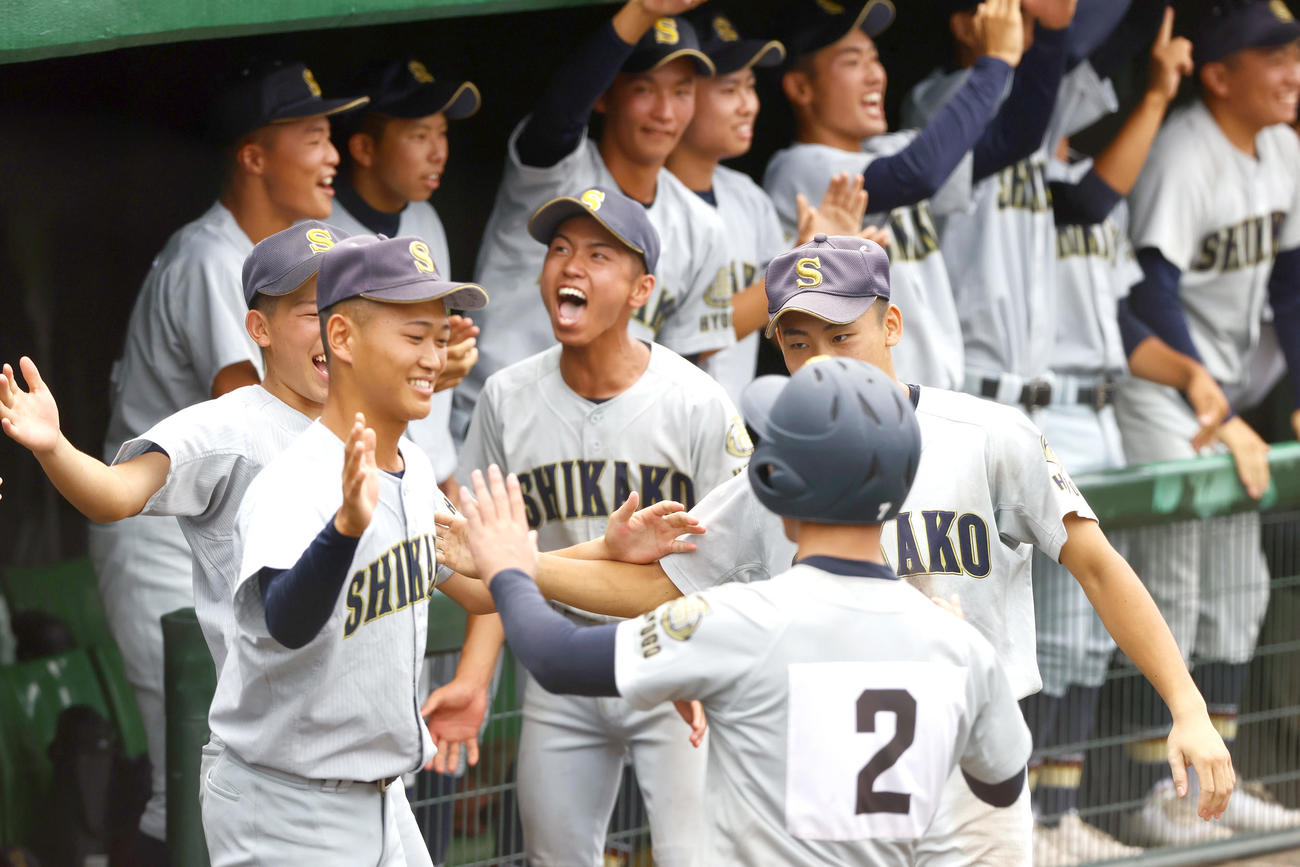 神戸弘陵対飾磨工　9回裏飾磨工2死三塁、西川の投前適時内野安打で三走・本庄（2）が返り盛り上がる飾磨工の選手ら（撮影・上山淳一）