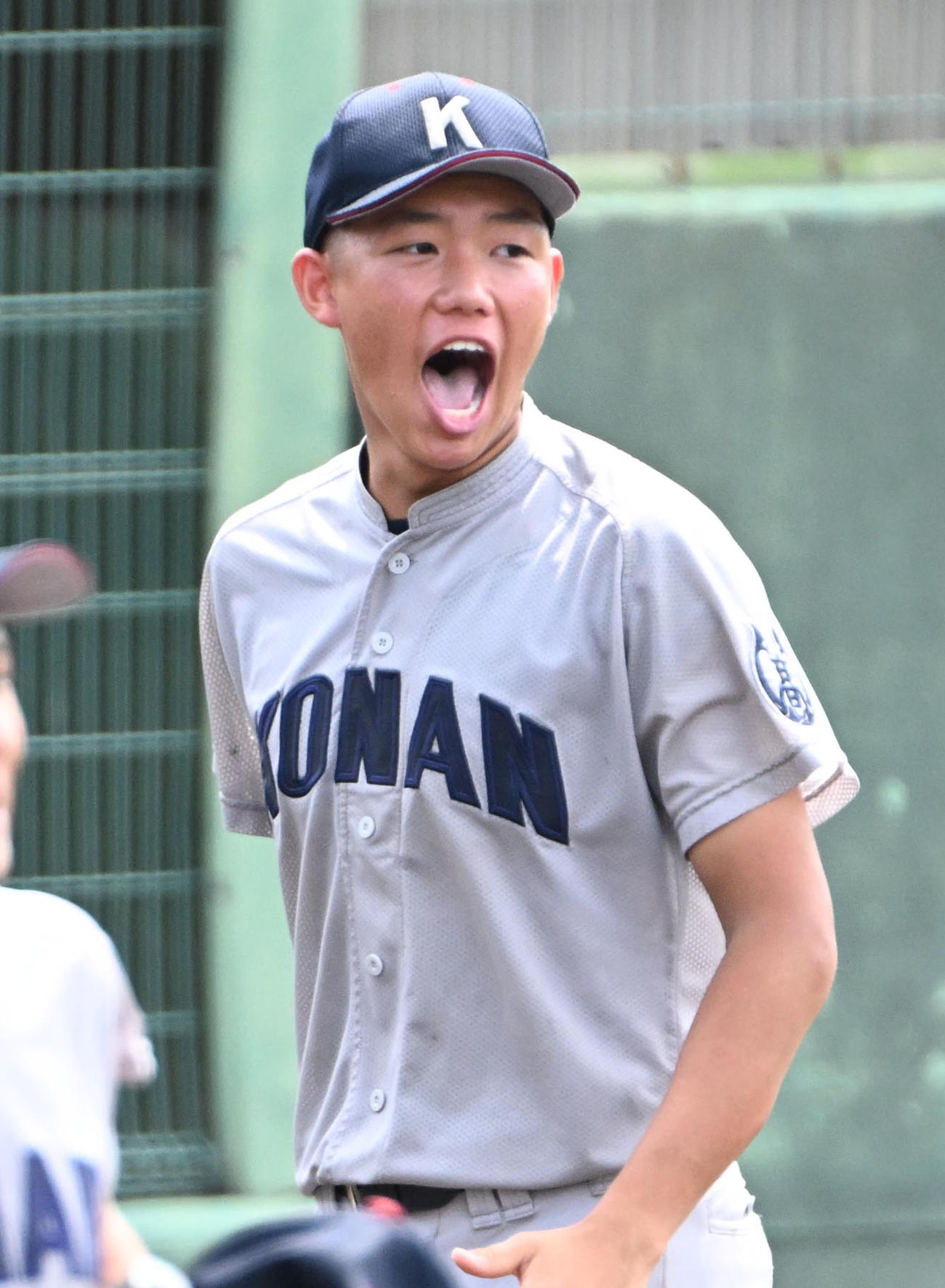 灘対甲南　ナインにに声をかける甲南・新井颯真（撮影・石井愛子）