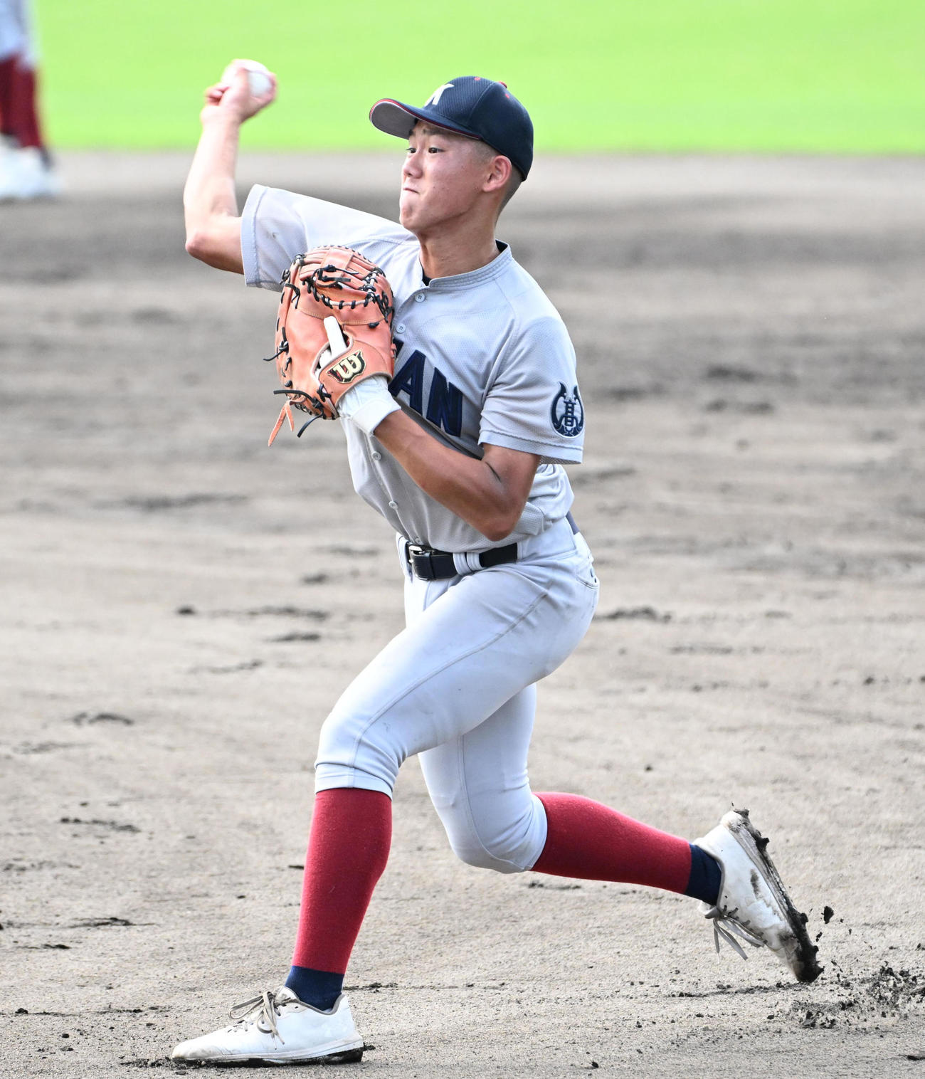灘対甲南　試合前にノックを受ける新井颯真（右）（撮影・石井愛子）
