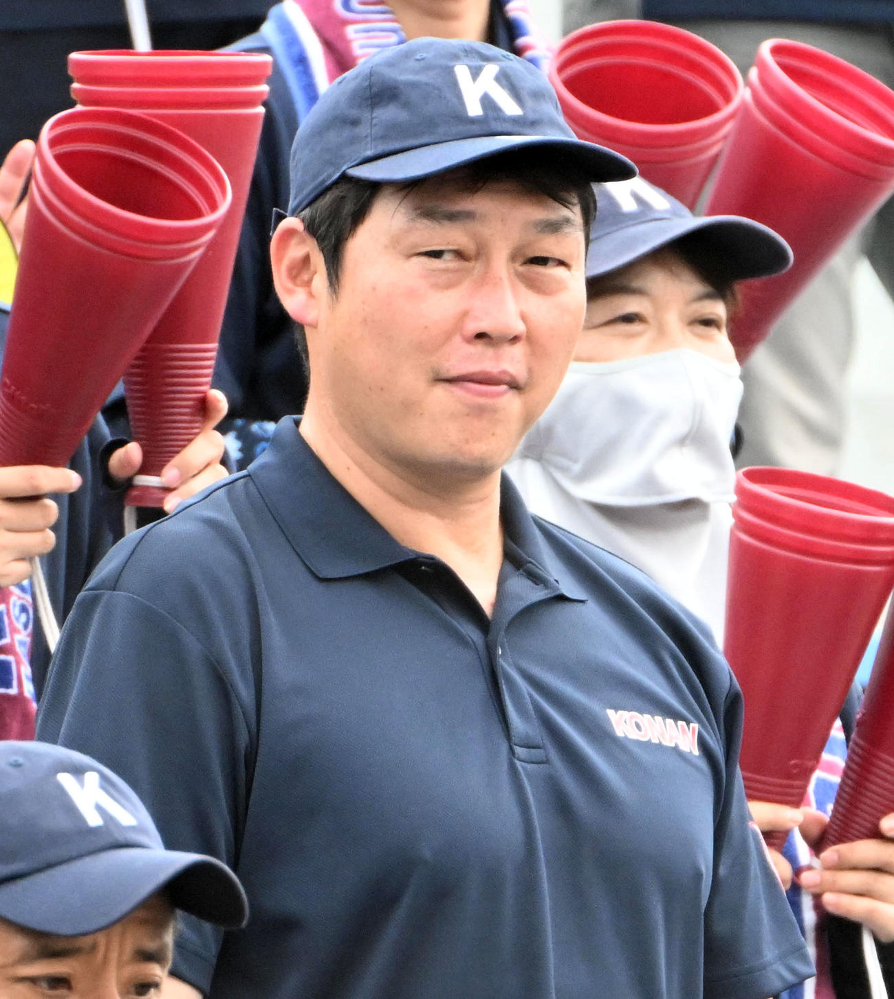 息子の応援に駆けつけた広島の新井監督（撮影・石井愛子）
