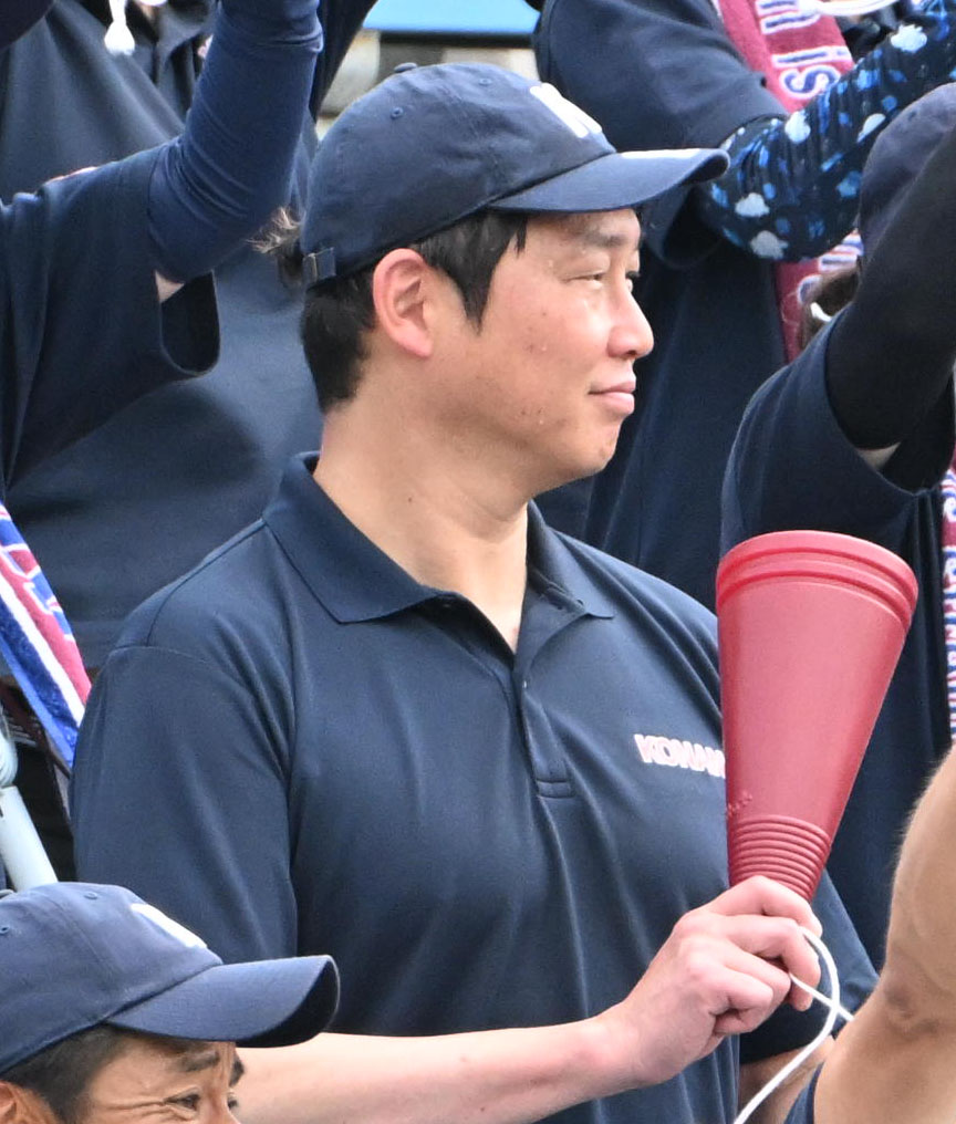 息子の応援に駆けつけた広島の新井監督（撮影・石井愛子）