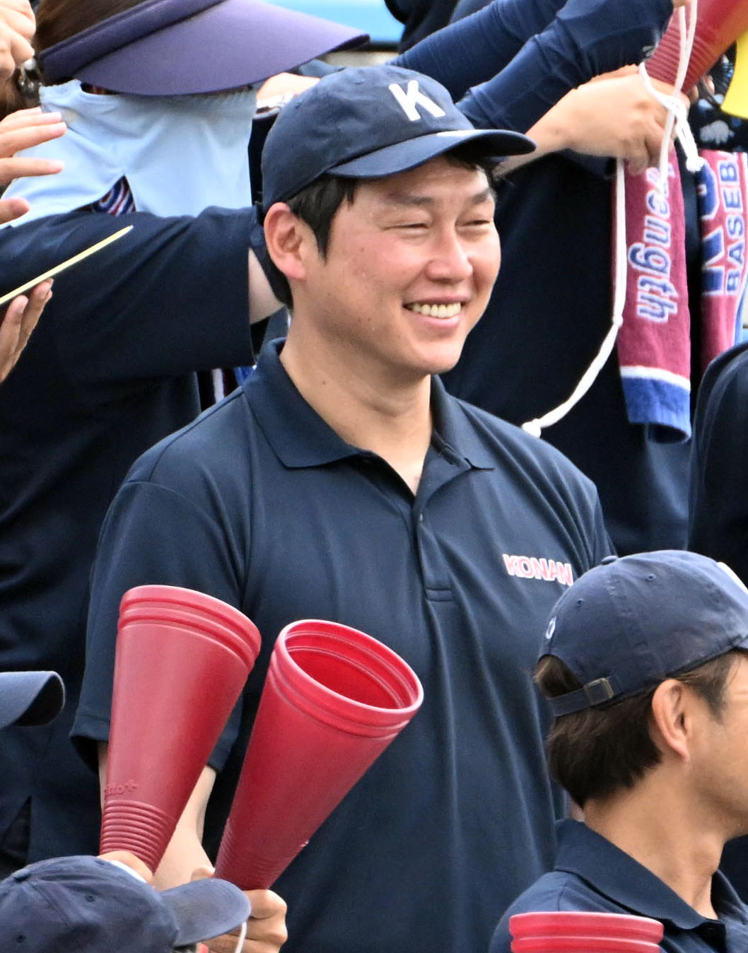 甲南が先制点を入れ笑顔を見せる広島の新井監督（撮影・石井愛子）