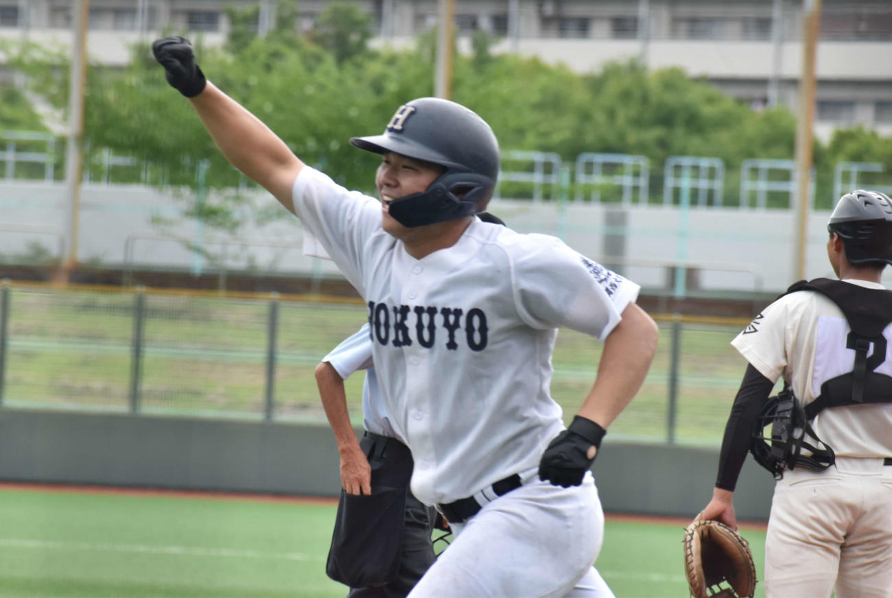 汎愛戦の2回、関大北陽・玉木は左越え先制2点本塁打を放ちガッツポーズ（撮影・古財稜明）