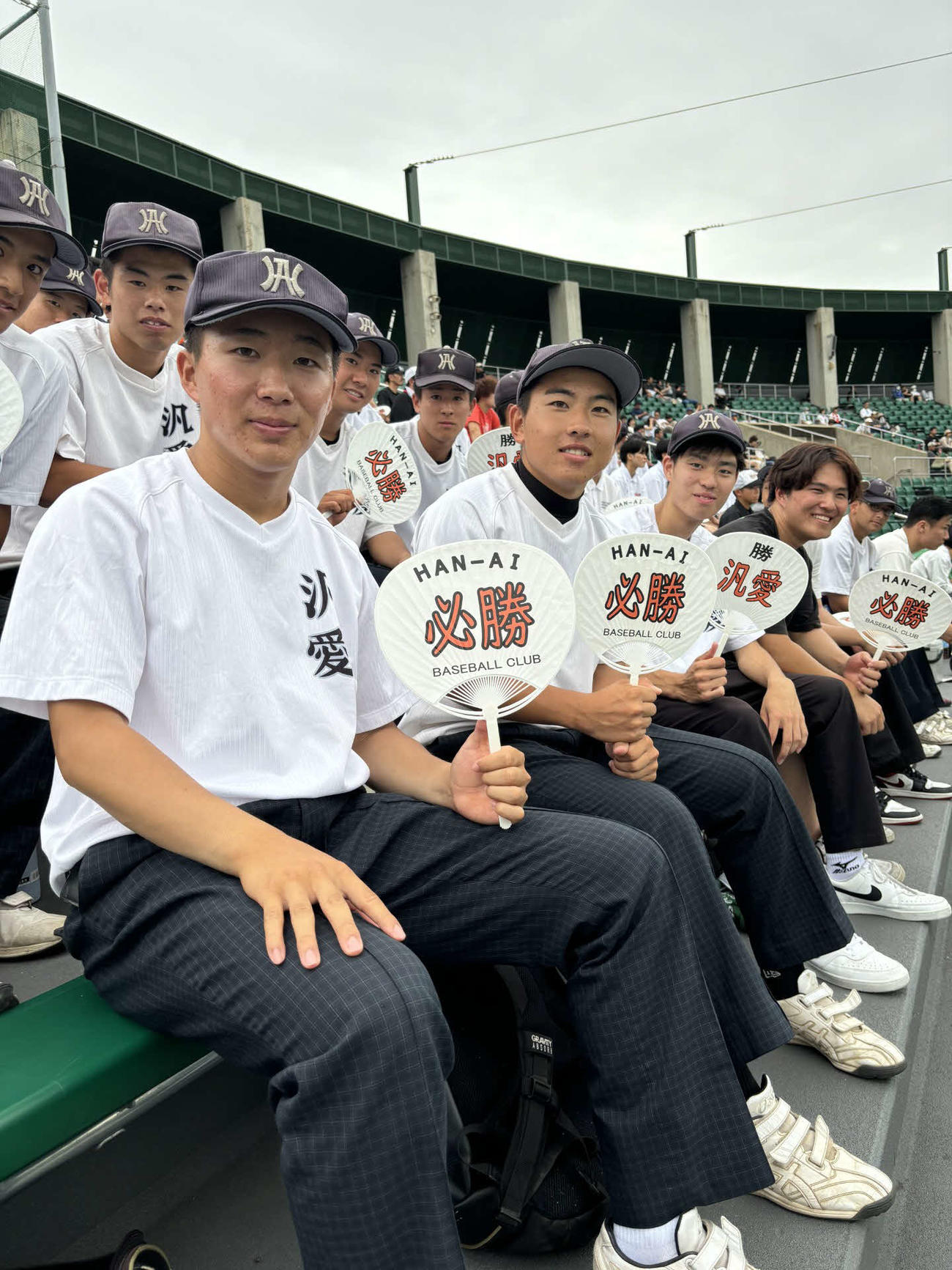 両面に「必勝」「汎愛」と書かれた伝統のうちわで応援する汎愛野球部員（撮影・古財稜明）
