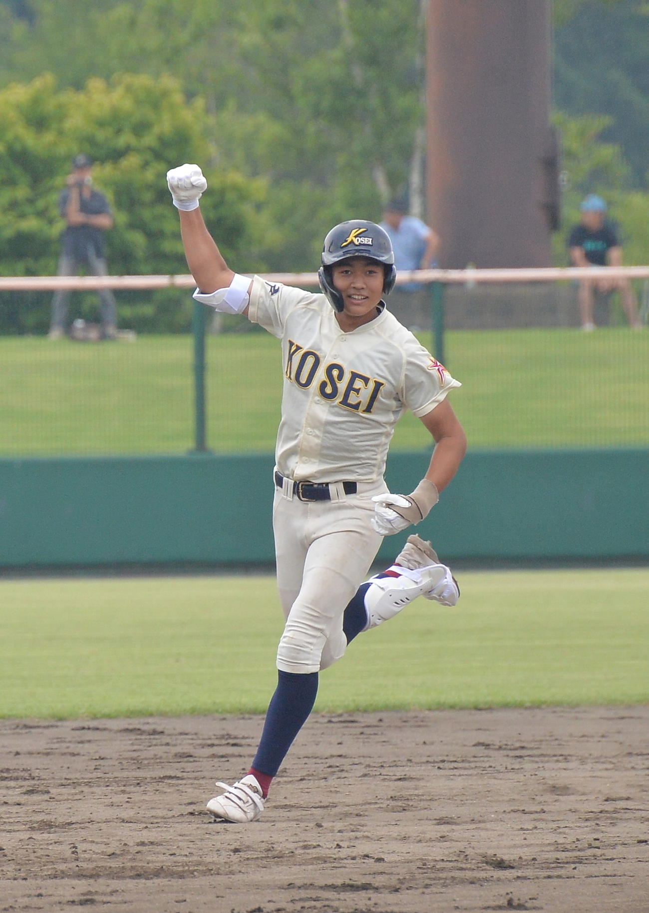 大間対八戸学院光星　2回無死二、三塁、右中間越えの3点本塁打を放ち、右拳を突き上げ笑顔でダイヤモンドを1周する八戸学院光星・久保（撮影・濱本神威）