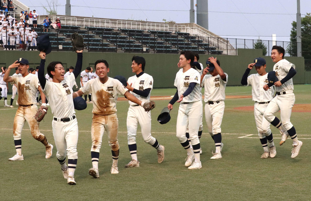 石巻対仙台城南　第2シードに勝利し喜びを爆発させる石巻ナイン（撮影・黒須亮）　