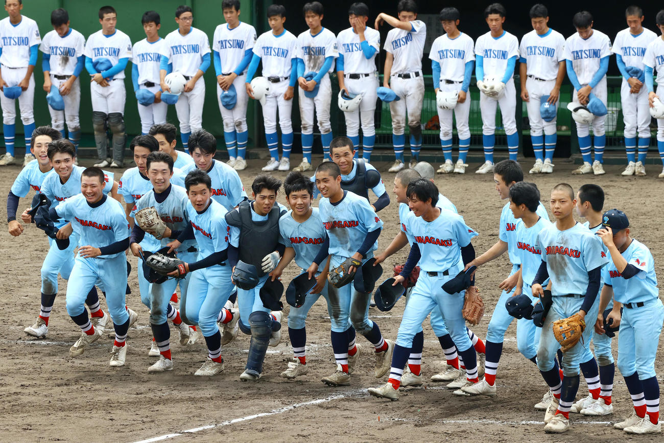 須磨学園対龍野　龍野に勝利し、応援席に向かって笑顔で駆けだす須磨学園ナイン（撮影・上山淳一）