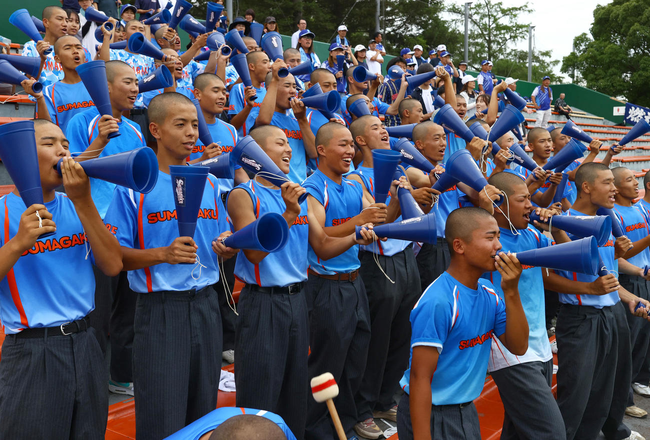 須磨学園対龍野　三塁側スタンドから声を上げる須磨学園応援団（撮影・上山淳一）