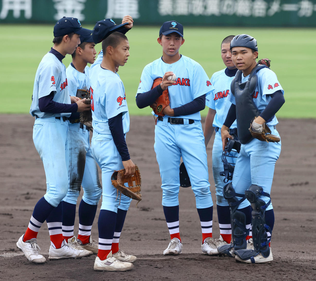 須磨学園対龍野　4回裏龍野2死一、三塁、マウンドに集まる須磨学園内野陣（撮影・上山淳一）