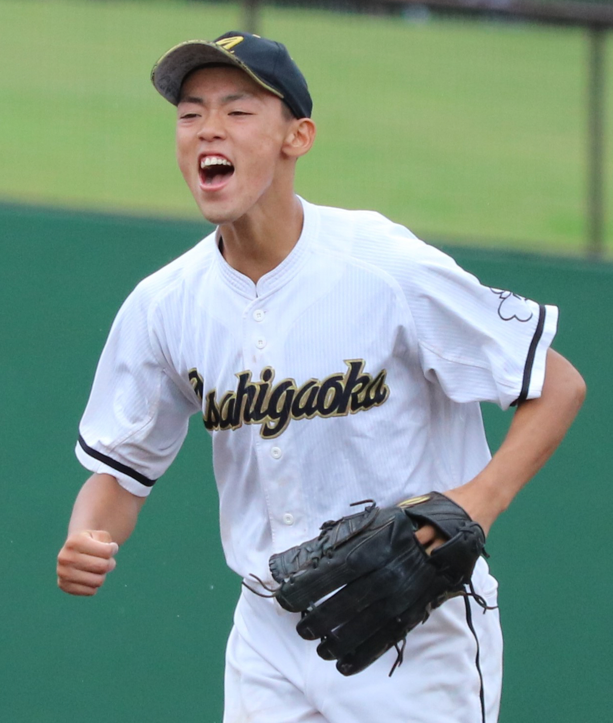 旭丘対柏木学園　ピンチを抑え、雄叫びをあげる旭丘の先発を務めた塩田（撮影・深田雄智）