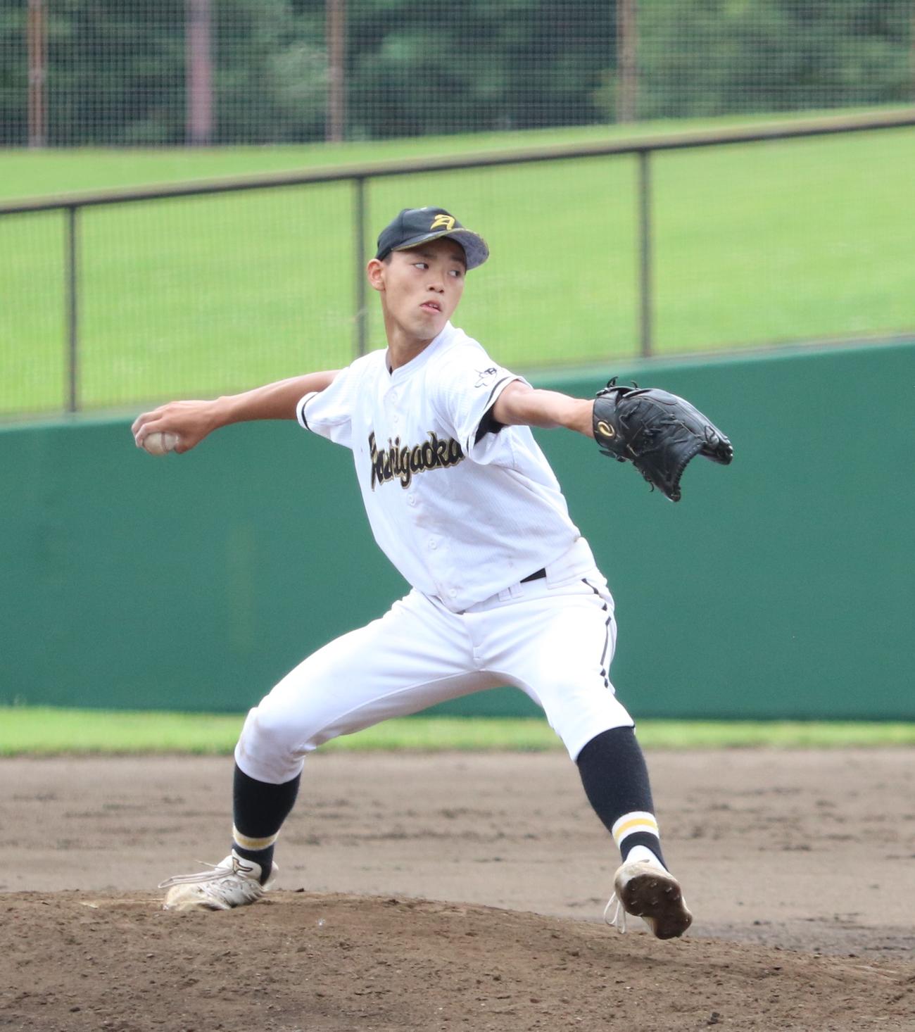 旭丘対柏木学園　旭丘の先発を務めた塩田（撮影・深田雄智）