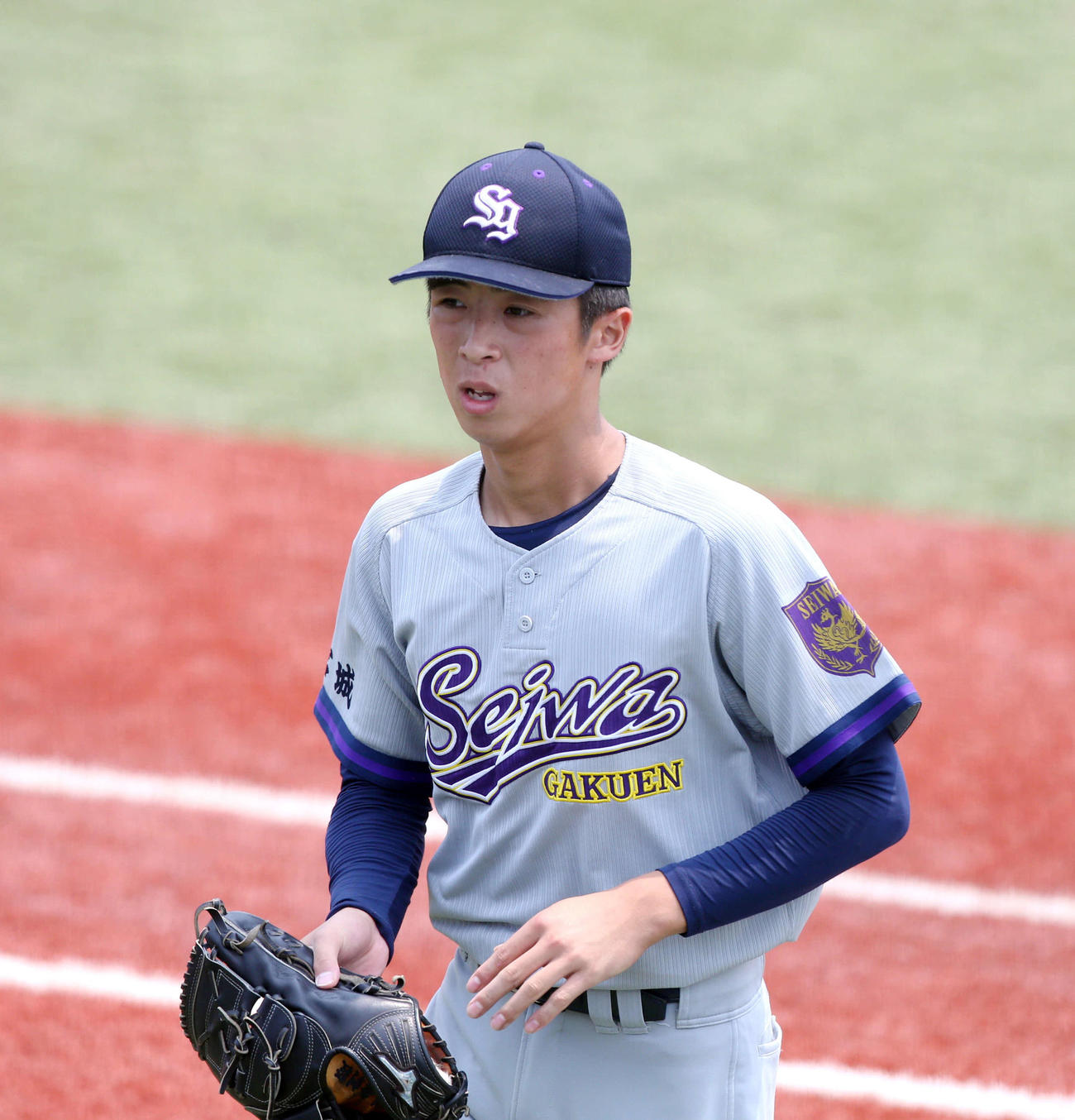 聖和学園対東北学院　3回裏東北学院2死二塁のピンチを無失点で切り抜け、ベンチへと戻る聖和学園・斎藤佑（撮影・木村有優）