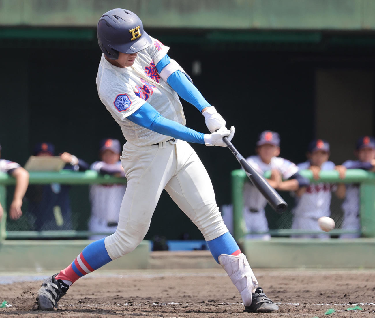 花咲徳栄対越谷東　5回表花咲徳栄1死二、三塁、左前2点適時打を放つ石塚（撮影・野上伸悟）