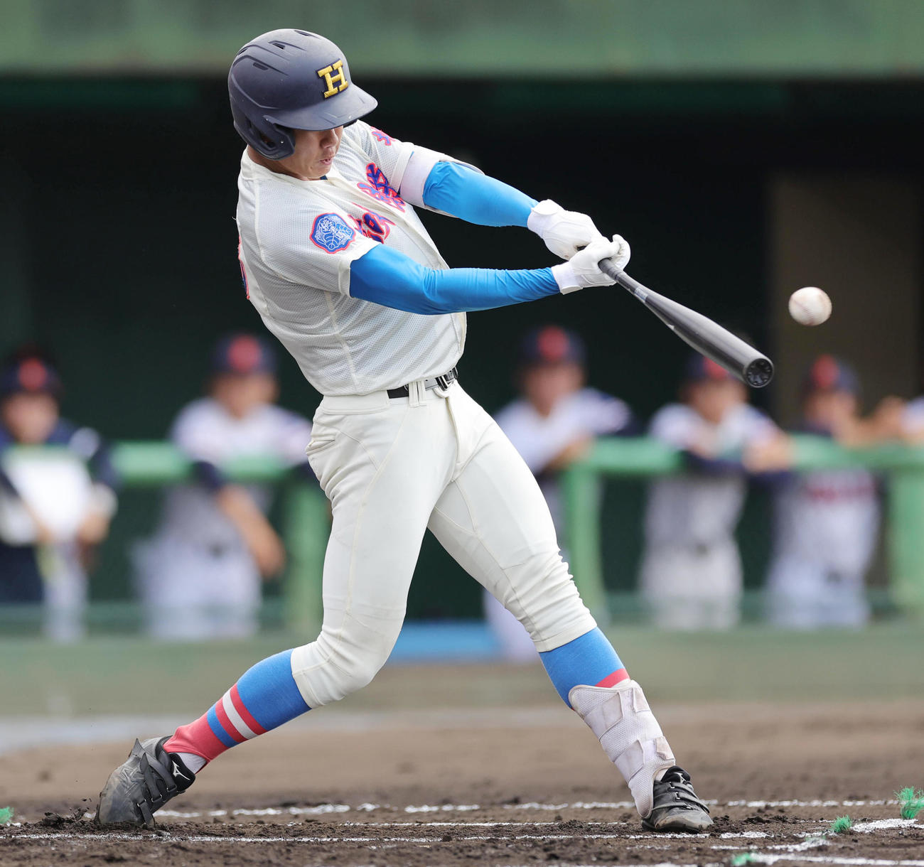 花咲徳栄対越谷東　2回表花咲徳栄無死、左越え先制本塁打を放つ石塚（撮影・野上伸悟）