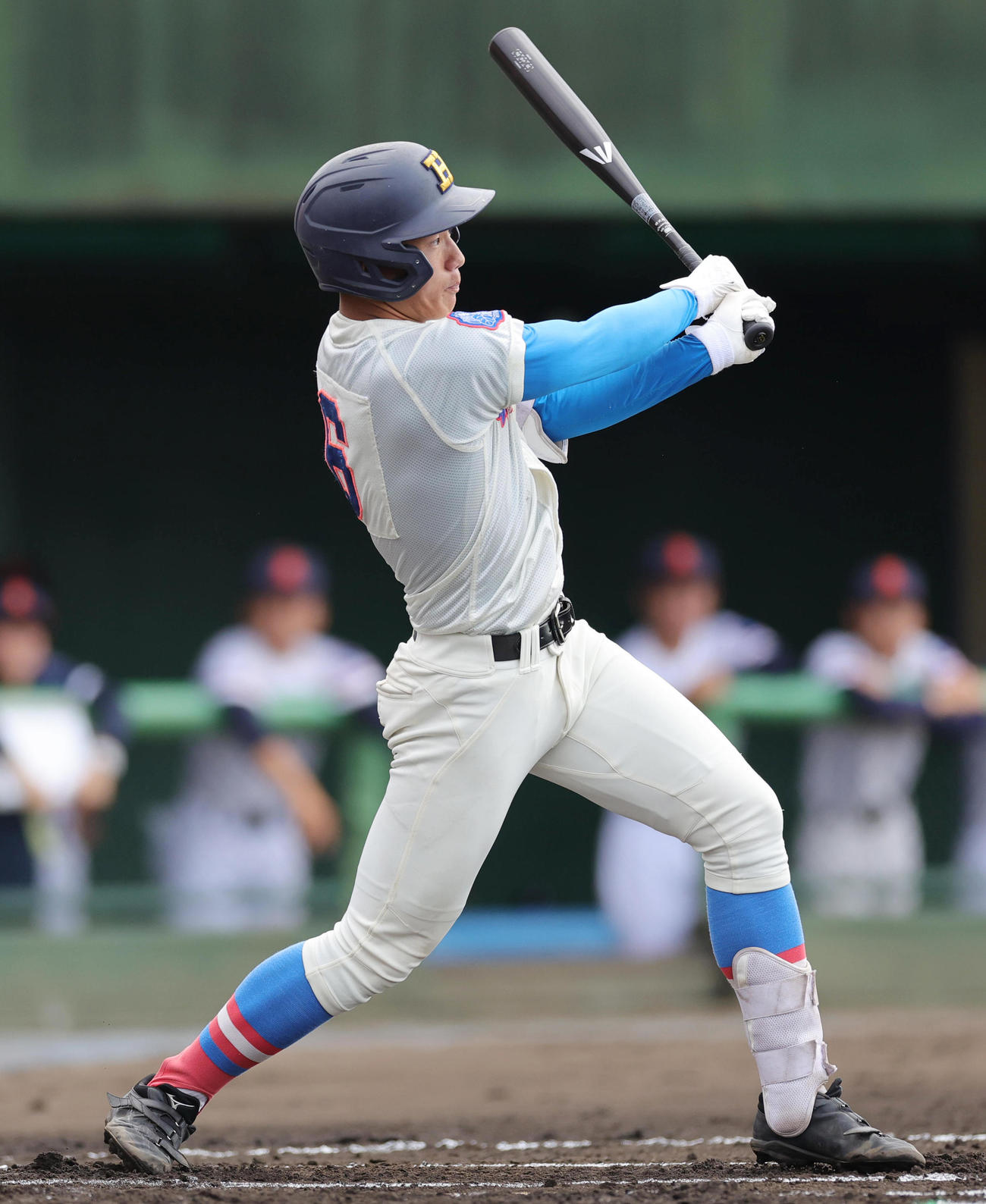 花咲徳栄対越谷東　2回表花咲徳栄無死、左越え先制本塁打を放つ石塚（撮影・野上伸悟）