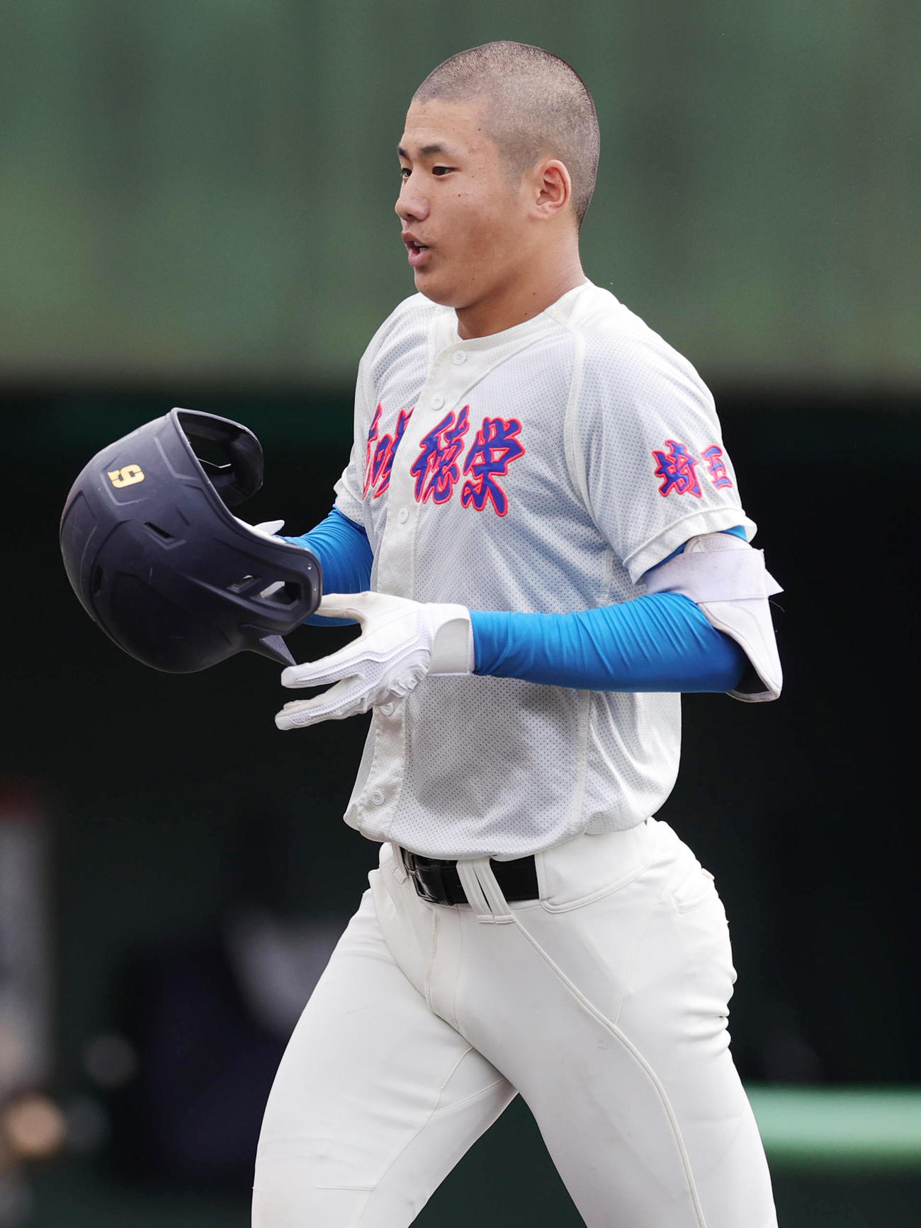 花咲徳栄対越谷東　2回表花咲徳栄無死、左越え先制本塁打を放ち喜ぶ石塚（撮影・野上伸悟）