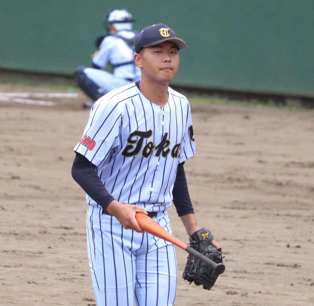 多摩大聖ケ丘対東海大菅生　先発し4回無失点でベンチへ戻る途中で、相手打者のバットを拾う東海大菅生・宮本（撮影・佐瀬百合子）