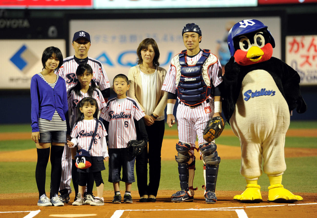 13年10月、ヤクルト対阪神　試合前、始球式の後、記念撮影に納まる宮本慎也、前列左から長女陽菜さん、二女奈桜さん、三女実空ちゃん、長男恭佑君、知美夫人、相川亮二捕手、つば九郎