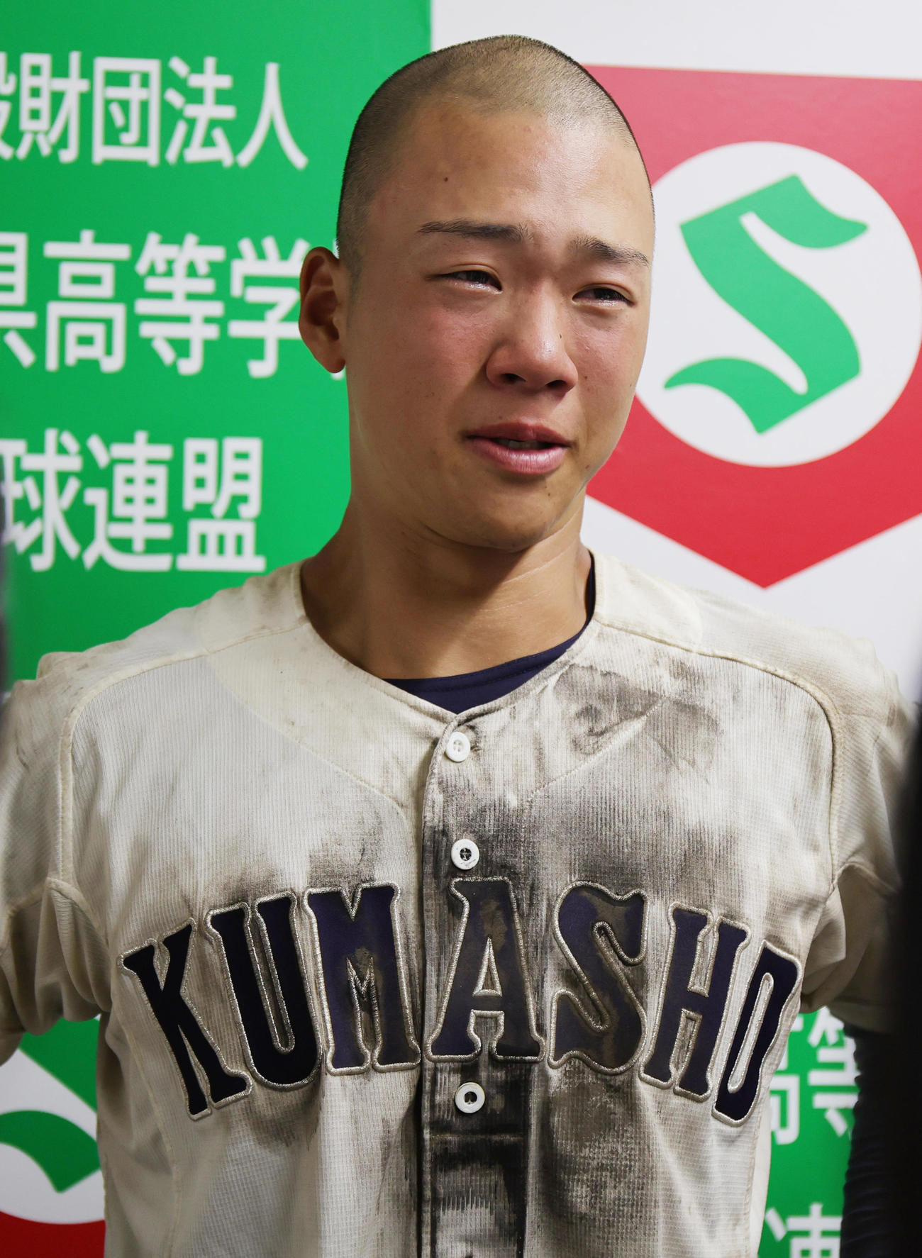 試合後に涙ぐみながら取材対応する熊谷商・中村謙（撮影・野上伸悟）