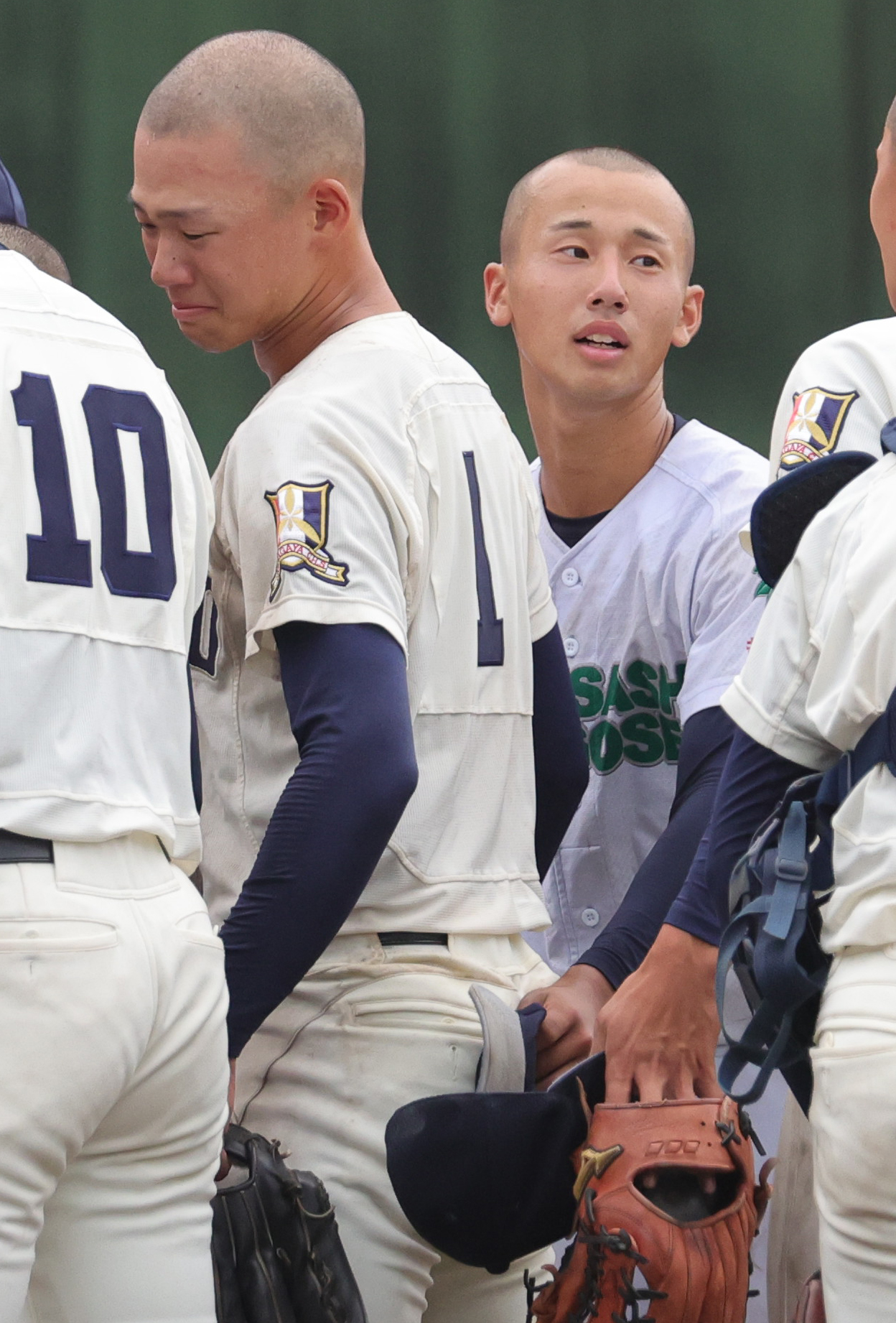 武蔵越生対熊谷商　試合後にあいさつを交わす武蔵越生・大野（奥）と熊谷商・中村謙（撮影・野上伸悟）