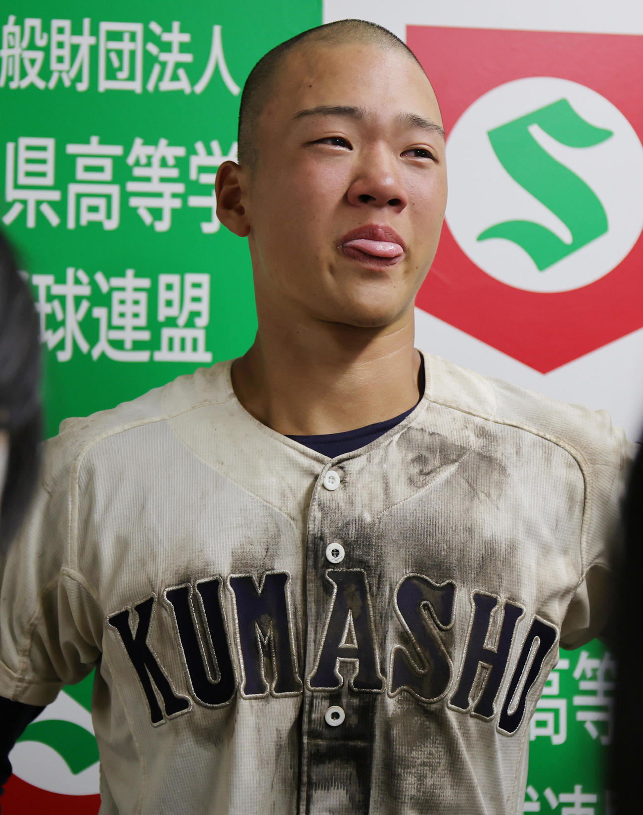 試合後に涙ぐみながら取材対応する熊谷商・中村謙（撮影・野上伸悟）