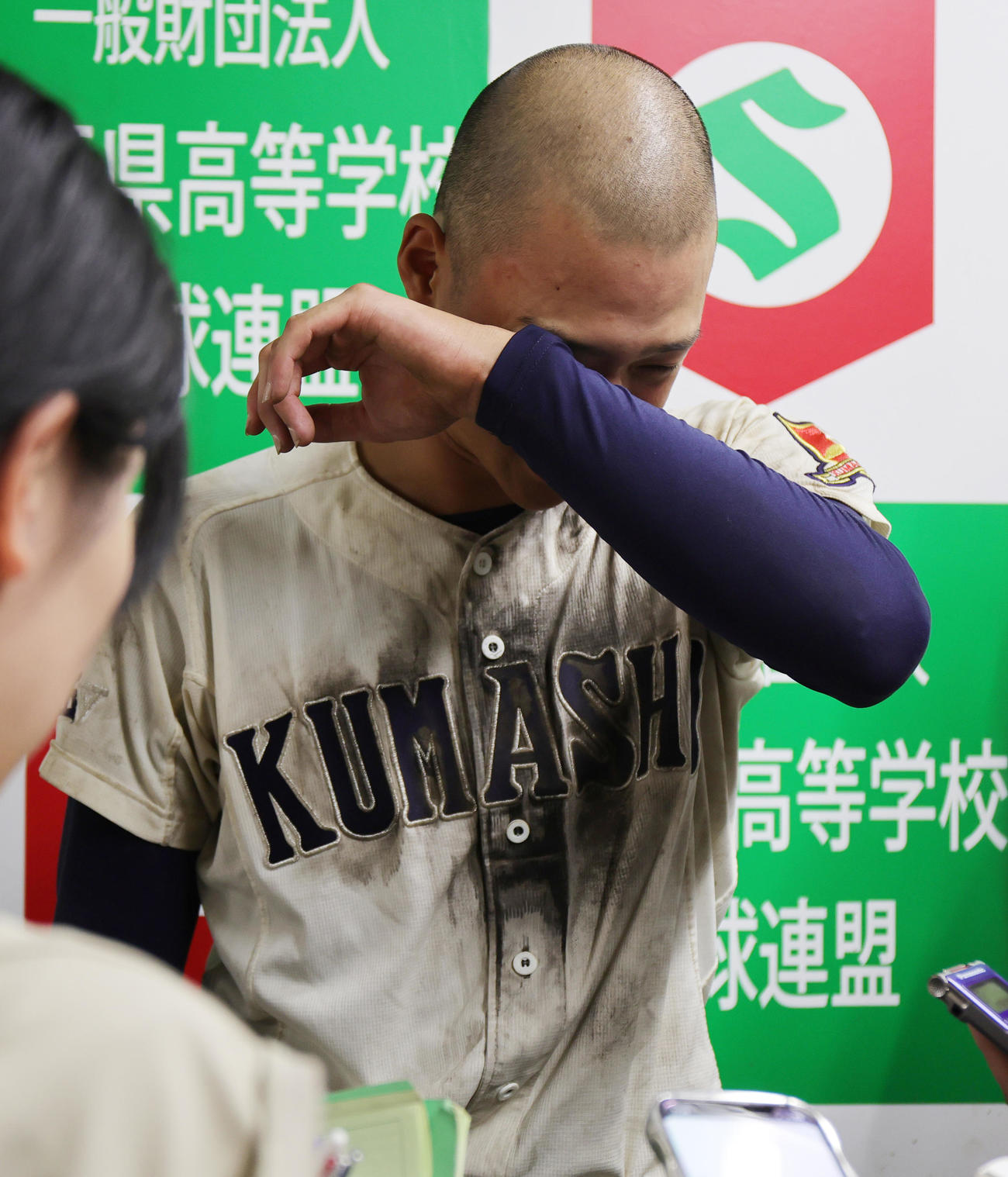 試合後に涙ぐみながら取材対応する熊谷商・中村謙（撮影・野上伸悟）