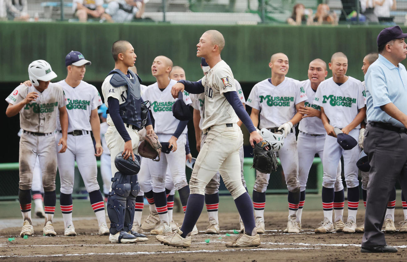 タイブレークの10回裏、サヨナラ勝ちし喜ぶ武蔵越生の選手たちと、がっくりの熊谷商・中村謙（手前）（撮影・野上伸悟）