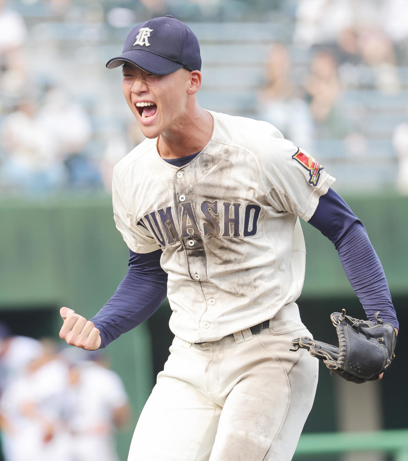 武蔵越生対熊谷商　6回裏を抑え喜びながらベンチに戻る熊谷商・中村謙（撮影・野上伸悟）