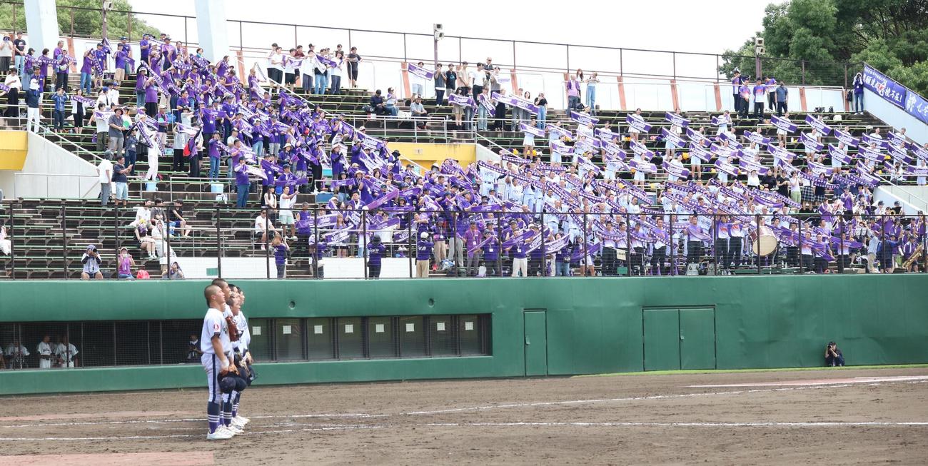 横浜創学館対横浜清陵　勝利を収め校歌斉唱する横浜創学館ナインと応援席のみなさん（撮影・深田雄智）