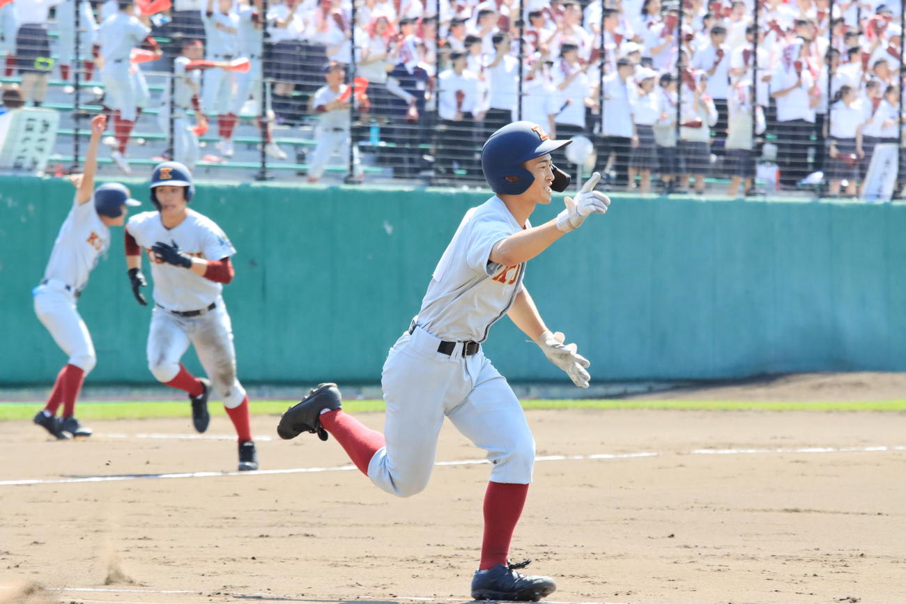函館大有斗対札幌光星　1回裏札幌光星2死満塁、先制の2点適時打を放ち走る有賀（撮影・保坂果那）