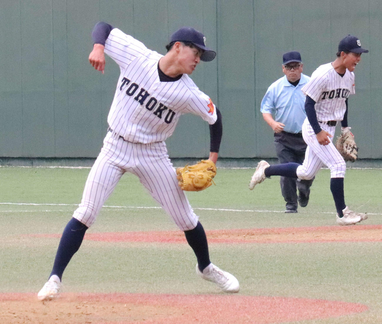 東北対石巻工　7回表石巻工2死満塁、岩槻を空振り三振に仕留めた東北の進藤がガッツポーズを見せる（撮影・黒須亮）　