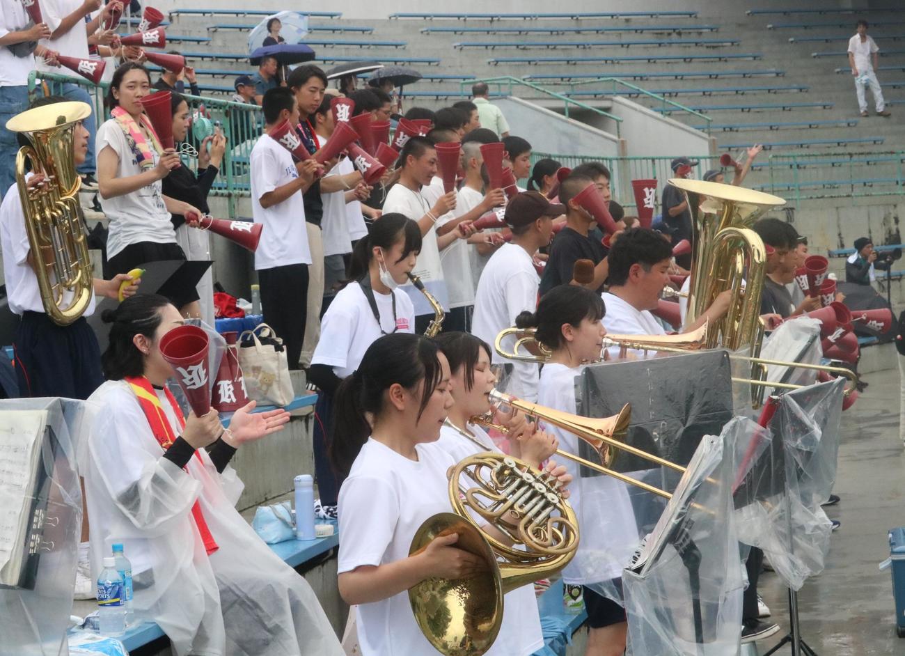 神戸北吹奏楽部と須磨学園野球部が合同で応援する（撮影・林亮佑）