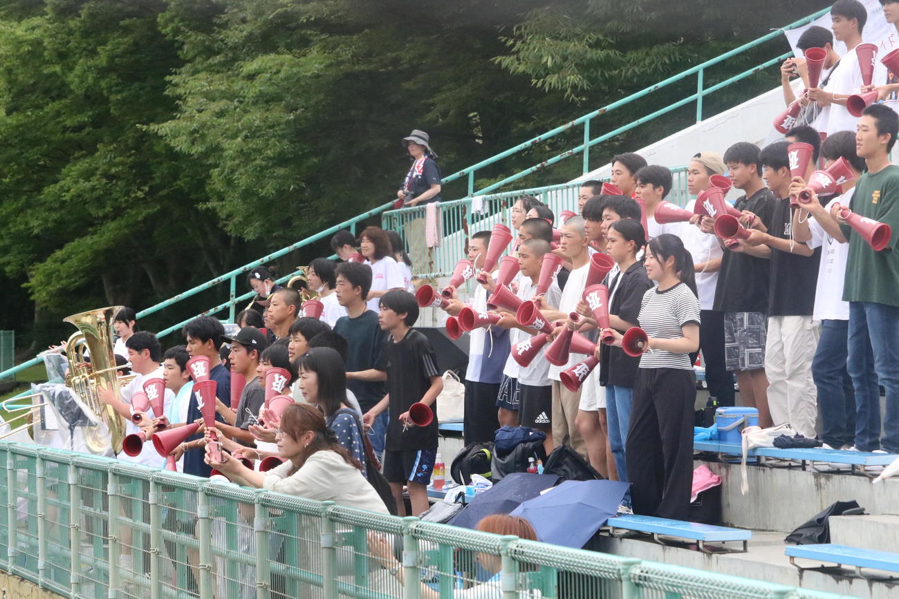 神戸北吹奏楽部と須磨学園野球部が合同で応援する（撮影・林亮佑）