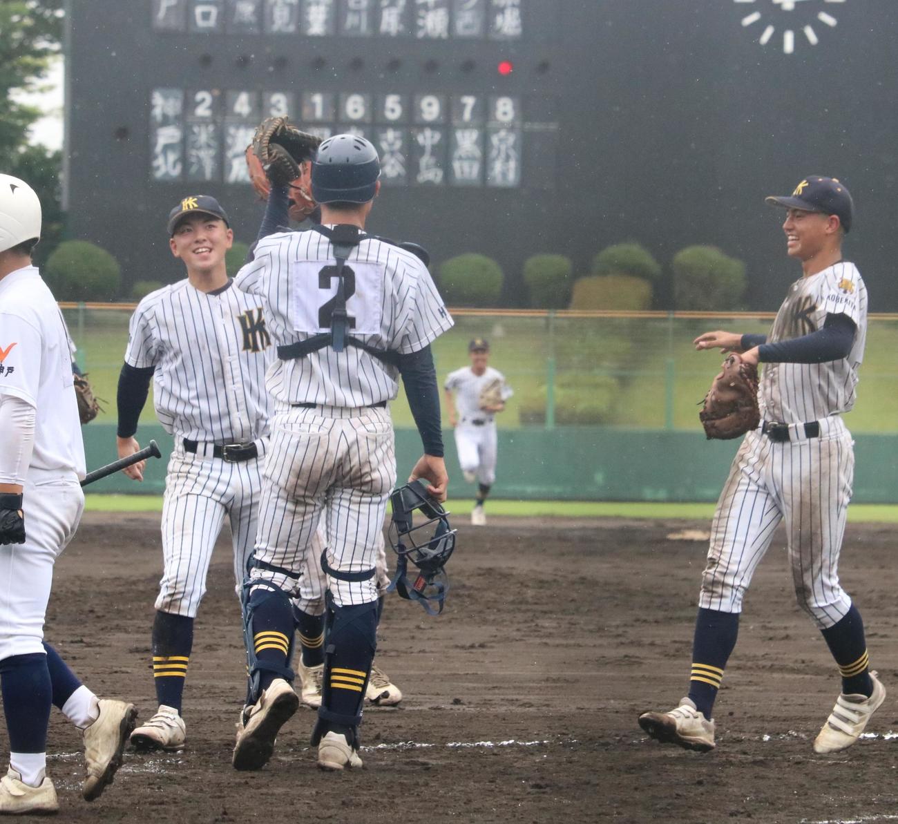 神戸北の羽村がハイタッチする（撮影・林亮佑）