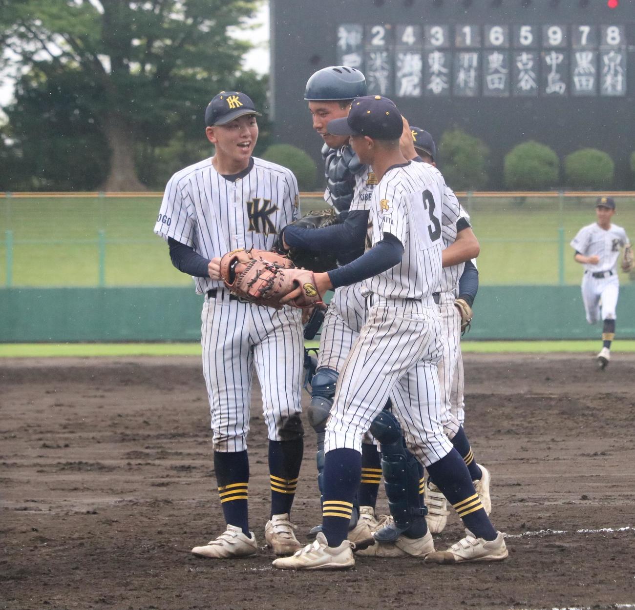 神戸北の羽村がナインと喜び合う（撮影・林亮佑）