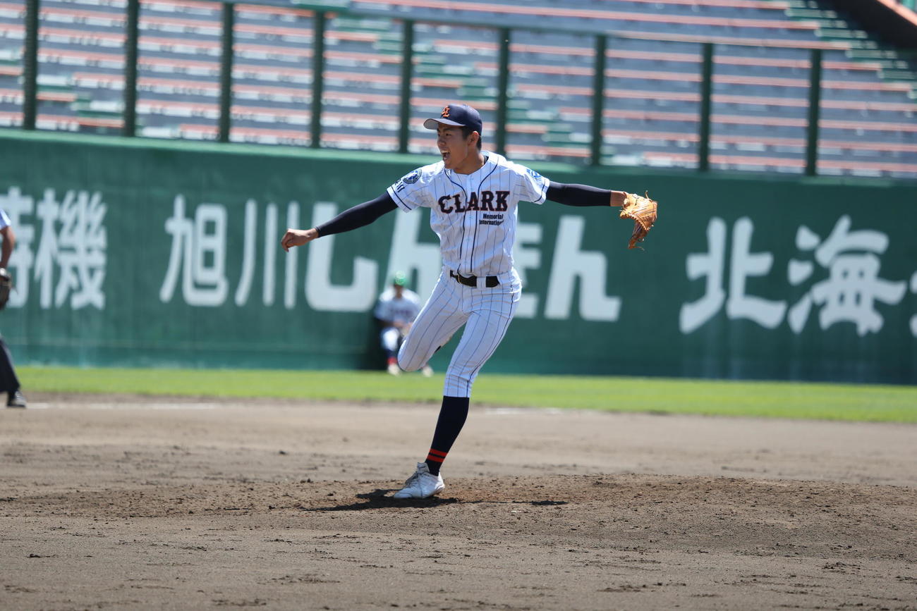 クラーク対武修館　クラークの辻田投手は相手打者を三振にとり雄たけびを上げる（撮影・中島洋尚）