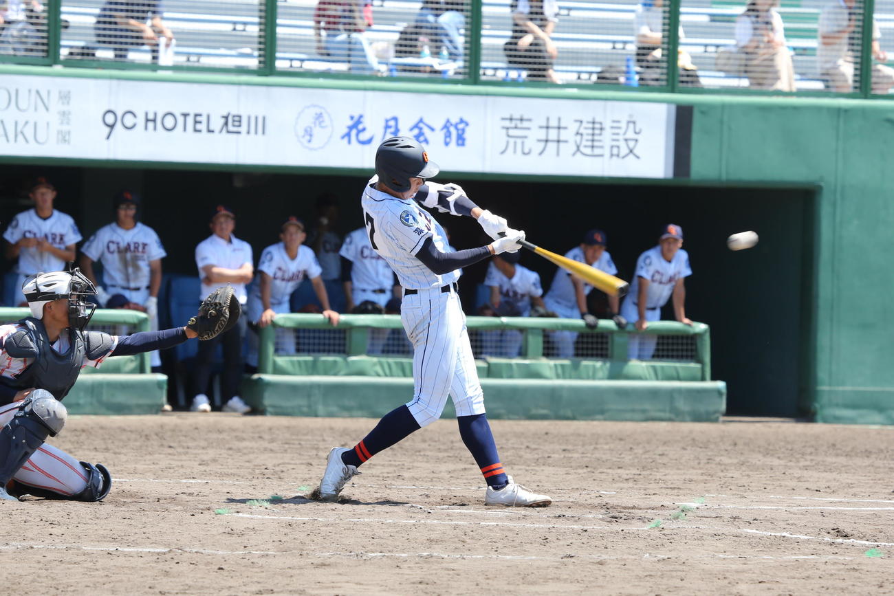 クラーク対武修館　7回裏1死無走者で、クラークの辻田丞投手は中前安打を放つ（撮影・中島洋尚）
