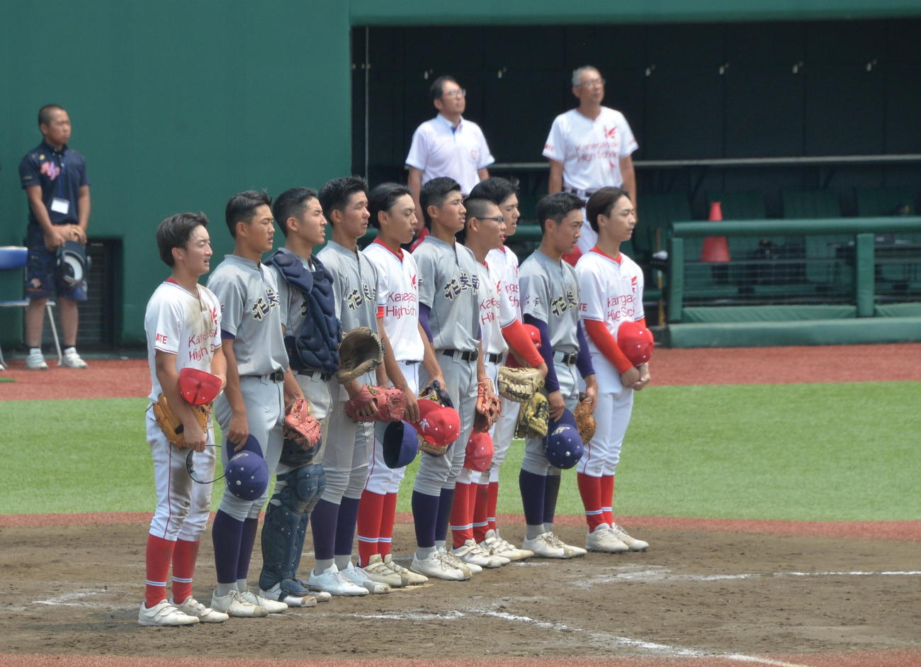 遠野緑峰対金ケ崎　5－2で18年以来6年ぶりの夏1勝を果たし、校歌を歌う金ケ崎ナイン（撮影・濱本神威）