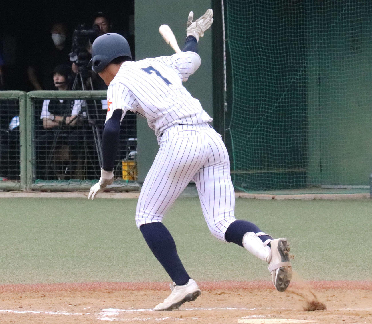 東北対石巻工　10回裏東北無死二、三塁、中越えの打球を放った布川はサヨナラを確信する（撮影・黒須亮）　