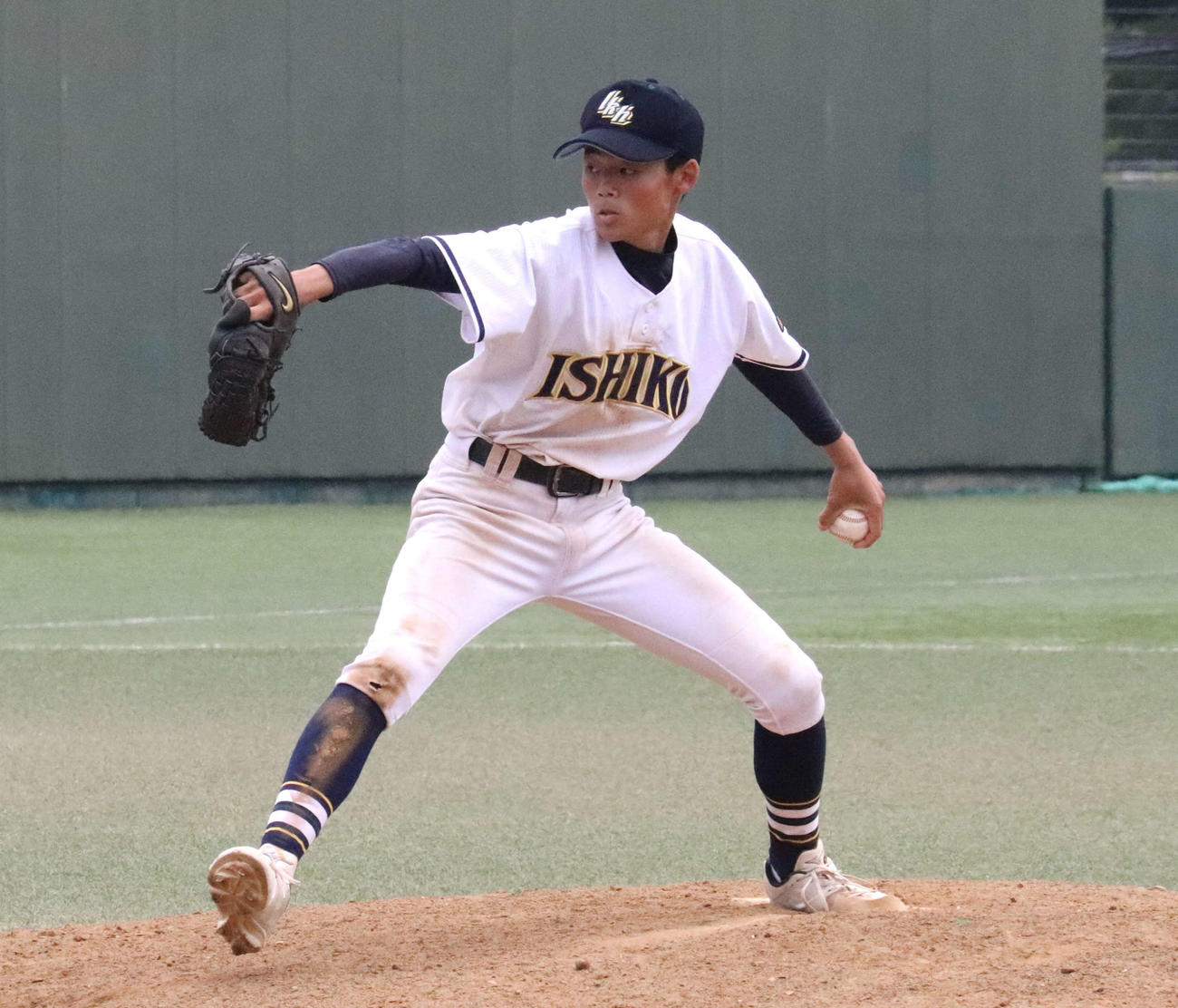 東北対石巻工　5回からマウンドに上がった石巻工1年生の遠藤颯（撮影・黒須亮）　