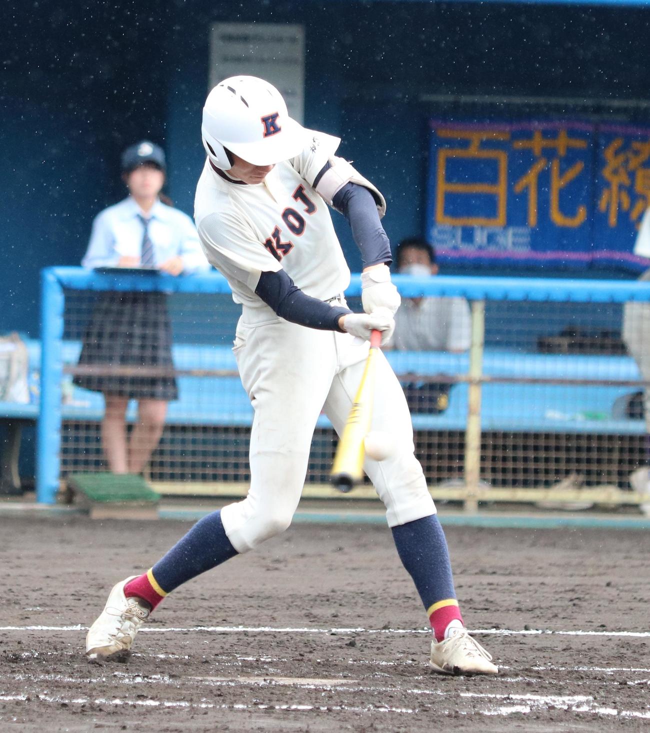 向上対菅　2回裏向上無死満塁、中方向へ2点適時打を放つ桧原（撮影・深田雄智）