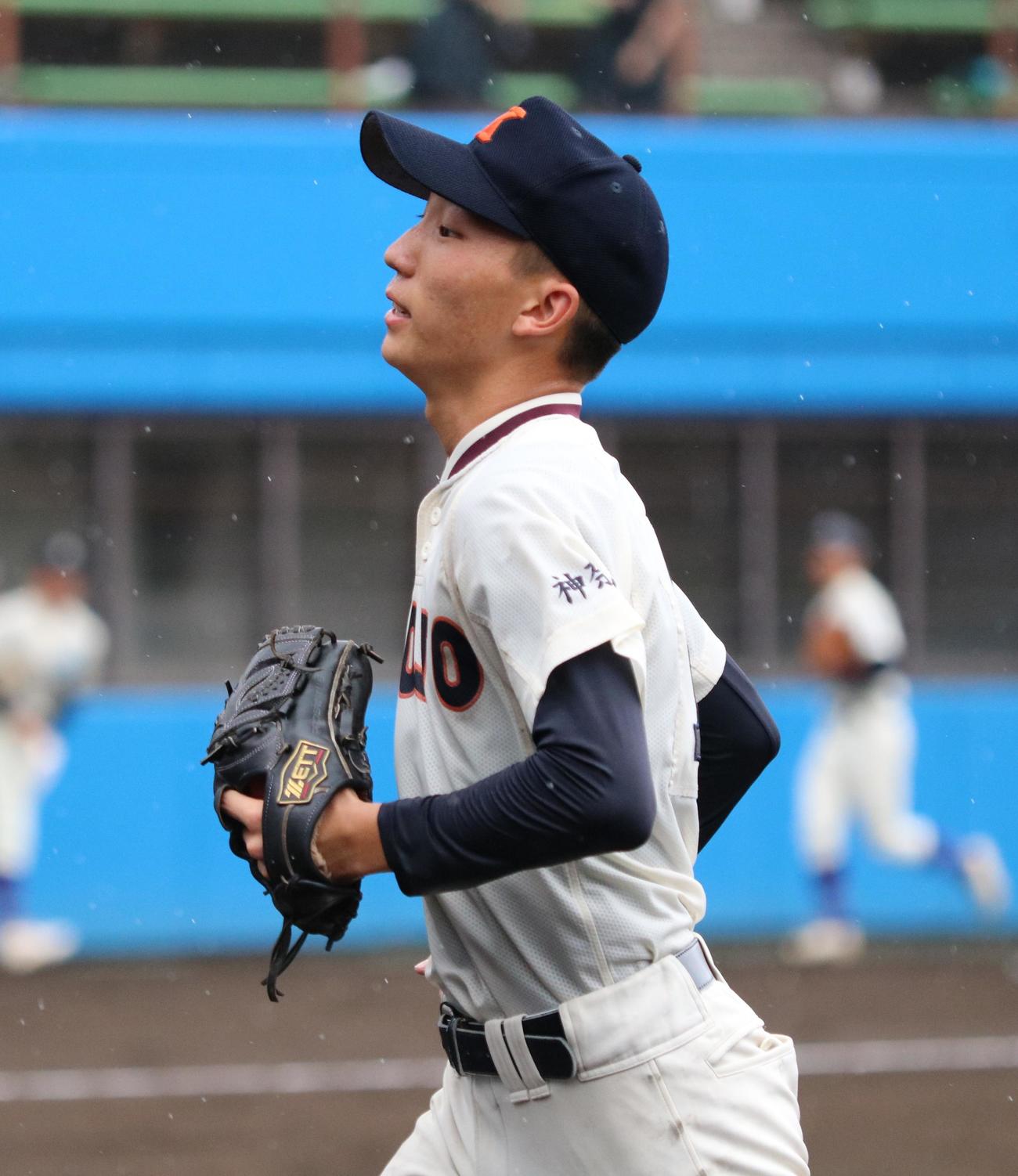 向上対菅　相手打線を抑えベンチに戻る向上の先発を務めた桧原（撮影・深田雄智）