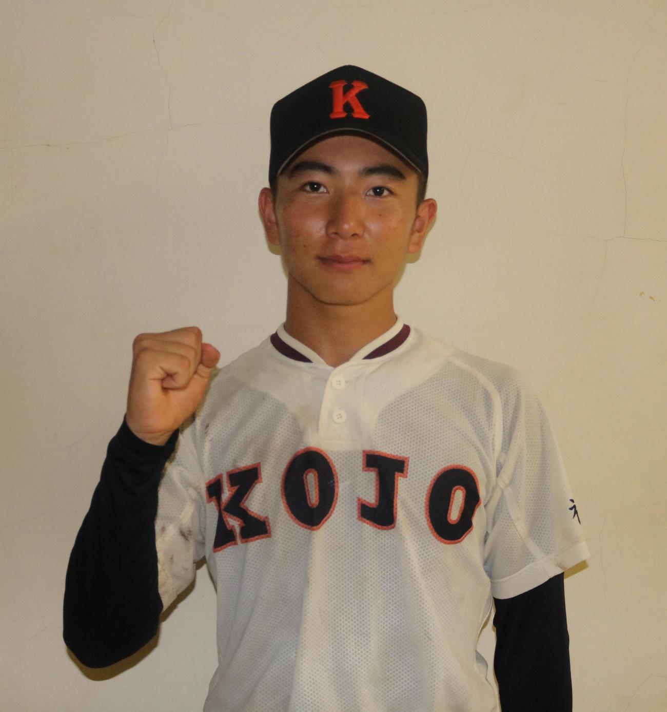 向上対菅　勝利を収めガッツポーズする向上・堀（撮影・深田雄智）