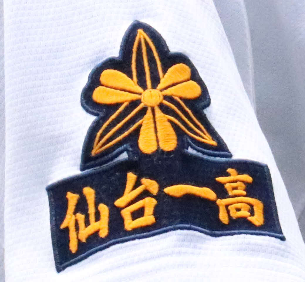 仙台一－利府　仙台一のユニホームの左袖に刺しゅうされた校章（撮影・黒須亮）