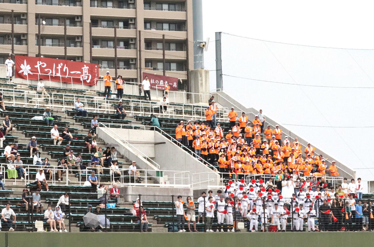 仙台一－利府　声援を送る仙台一スタンド（撮影・黒須亮）