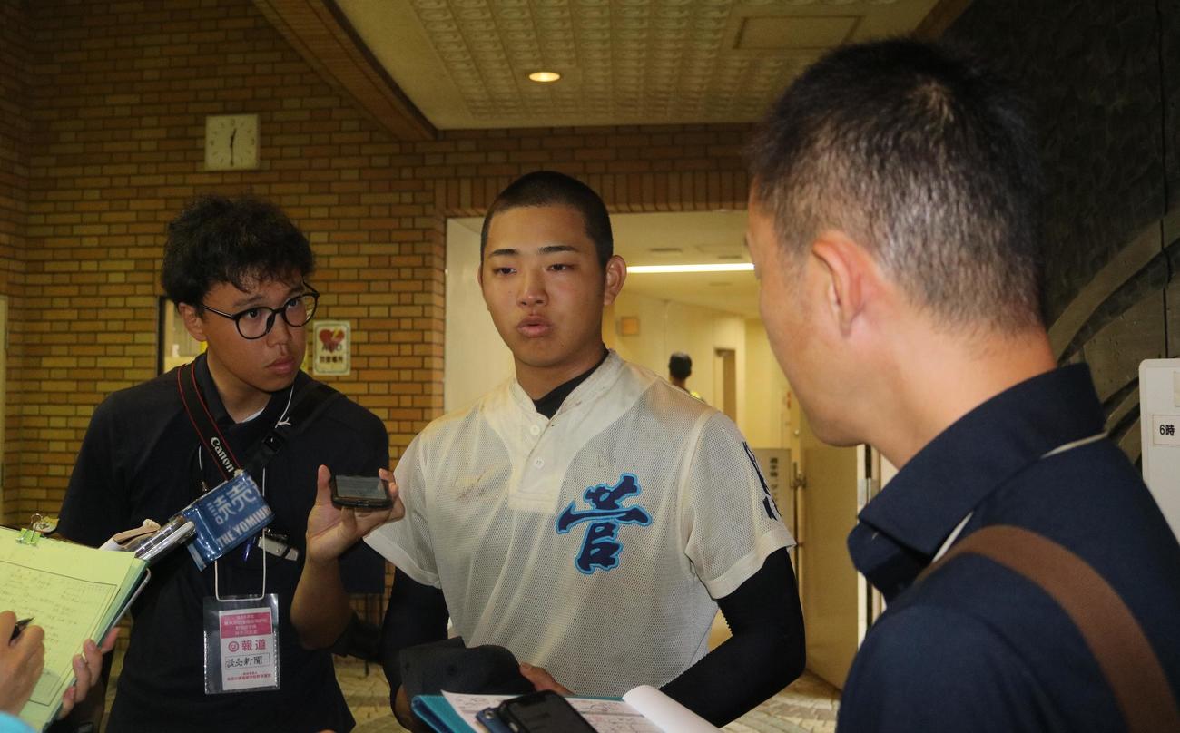 向上対菅　試合後の取材に応じる菅・岩瀬（撮影・深田雄智）