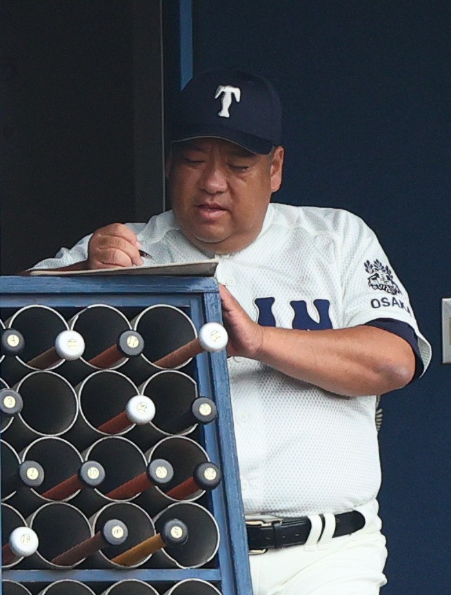 東対大阪桐蔭　ベンチでメモを取る大阪桐蔭・西谷浩一監督（撮影・上山淳一）