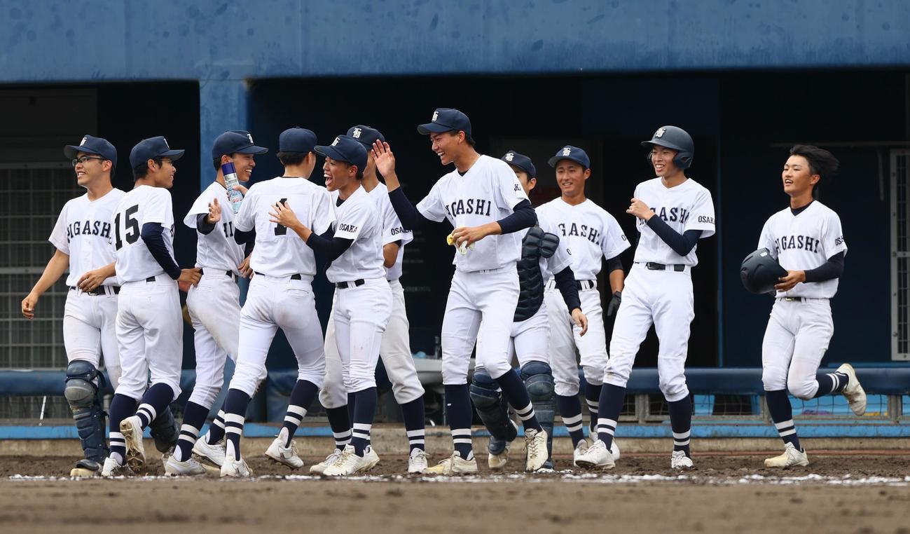 大阪大会2回戦　東対大阪桐蔭　初回の大阪桐蔭打線を無失点に終え盛り上がる東の選手ら（撮影・上山淳一）