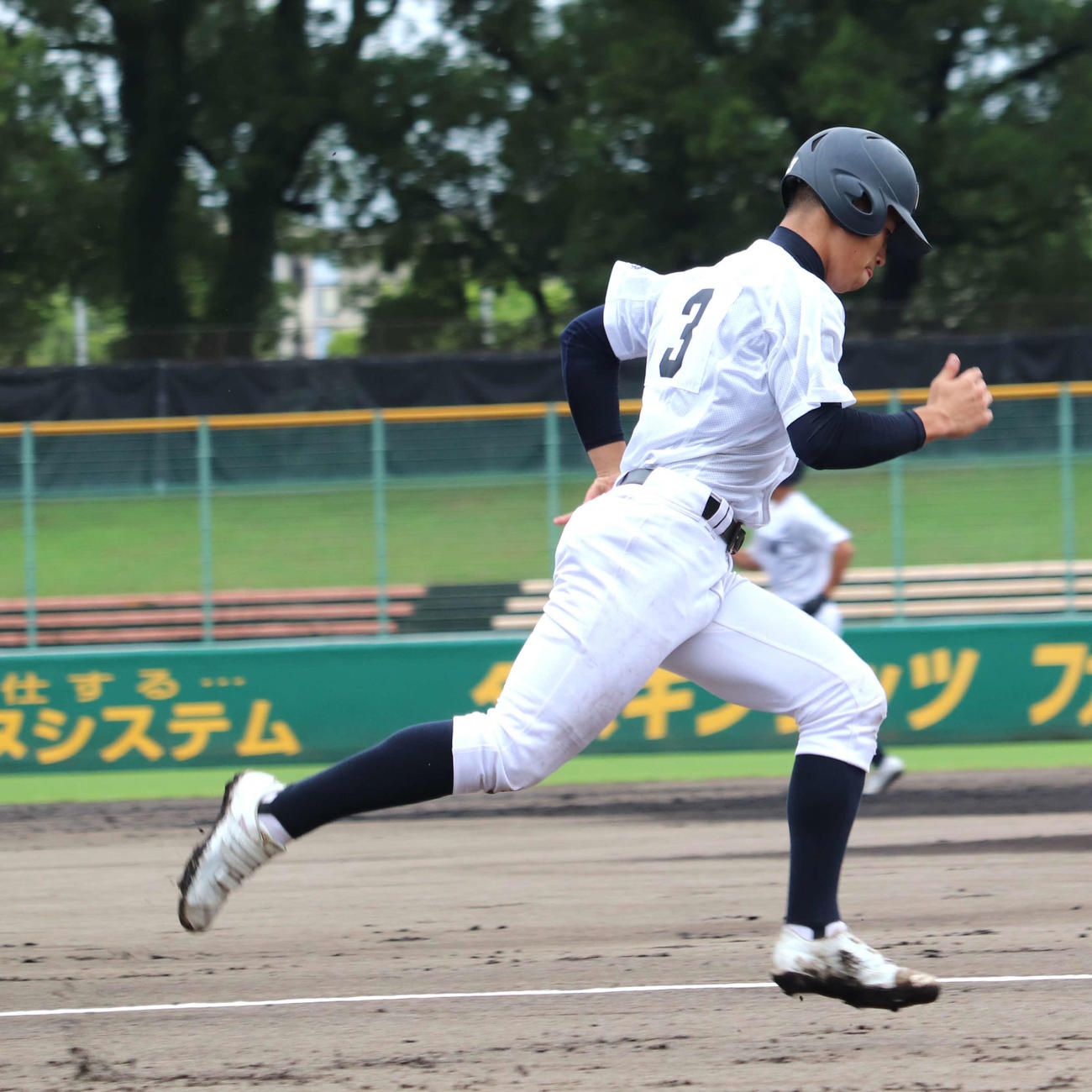 京産大付対龍谷大平安　初回に先制打を放ち、2死二塁で龍谷大平安の7番佐藤優喜内野手（3年）の適時打で本塁を狙う、4番・村上宗太郎（そうたろう）内野手（3年）